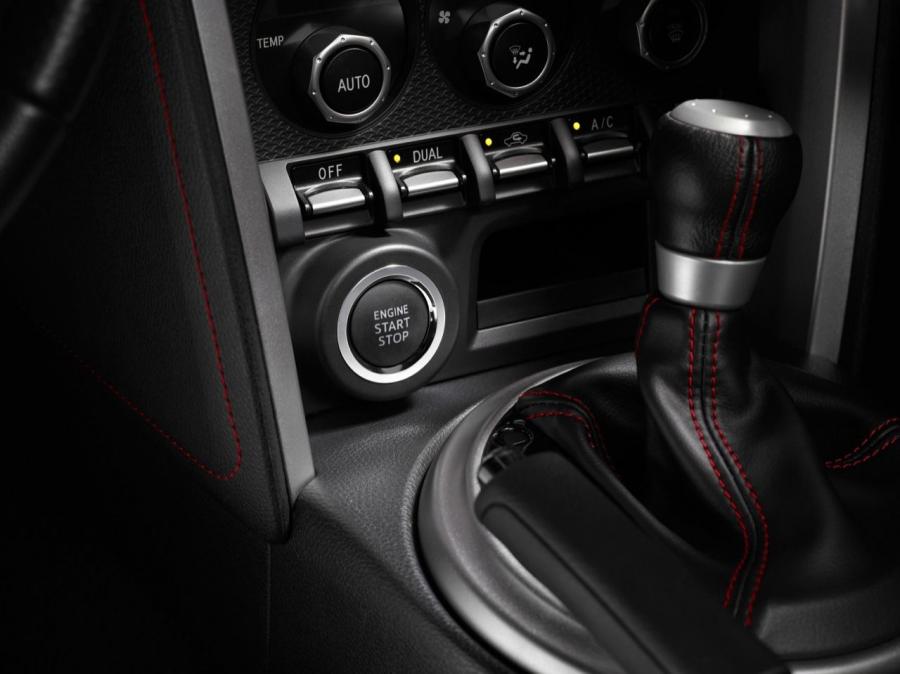 Детали интерьера Scion FR-S Monogram Series 2014 года  (фото 7 из 25)